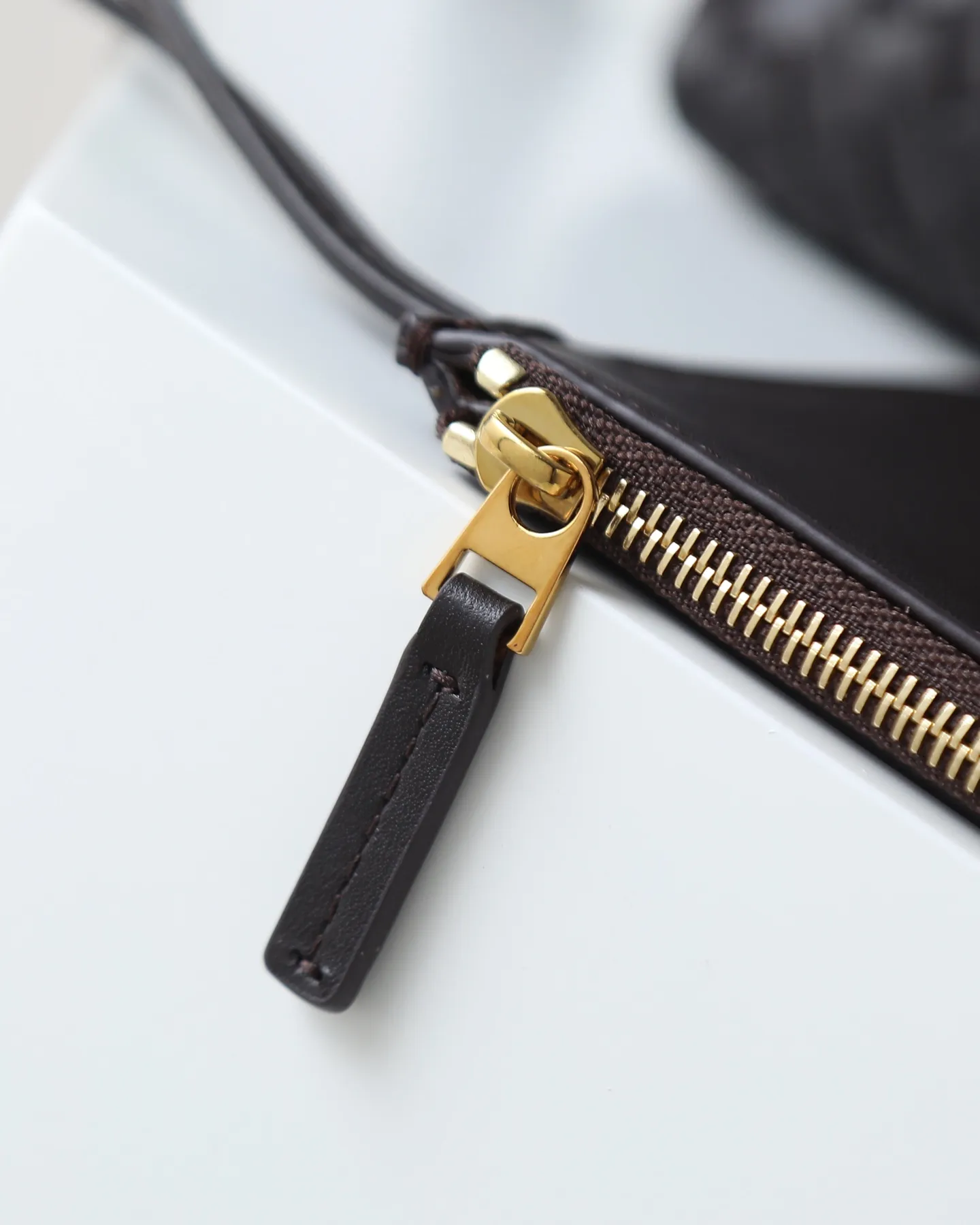 1000. BOTTEGA VENETA's 2025 new product pinacoteca has super soft leather, and the weaving function, practicality and relaxed fashion sense have not been lost ❤️‍🔥Amway is a must-have bag for sisters when going out. The size also accurately meets the commuting needs of urban beauties, and it can fit everything! ! ! 🔥The capacity should not be underestimated~ It doesn’t pick the person, the occasion, or the occasion. With its majestic curved outline, exquisite woven texture, delicate edges and rounded handles, this woven vegetable basket bag truly achieves the goal of “dressing up and being fashionable without getting in the way”~ Are you interested in Jimei? Style number: 819004 Size: 24*15*12cm